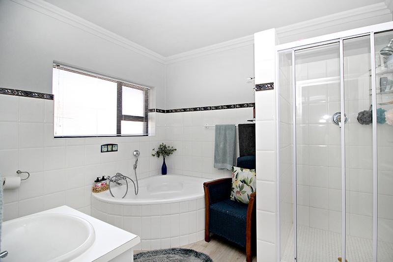 6 Bedroom Property for Sale in Reebok Western Cape